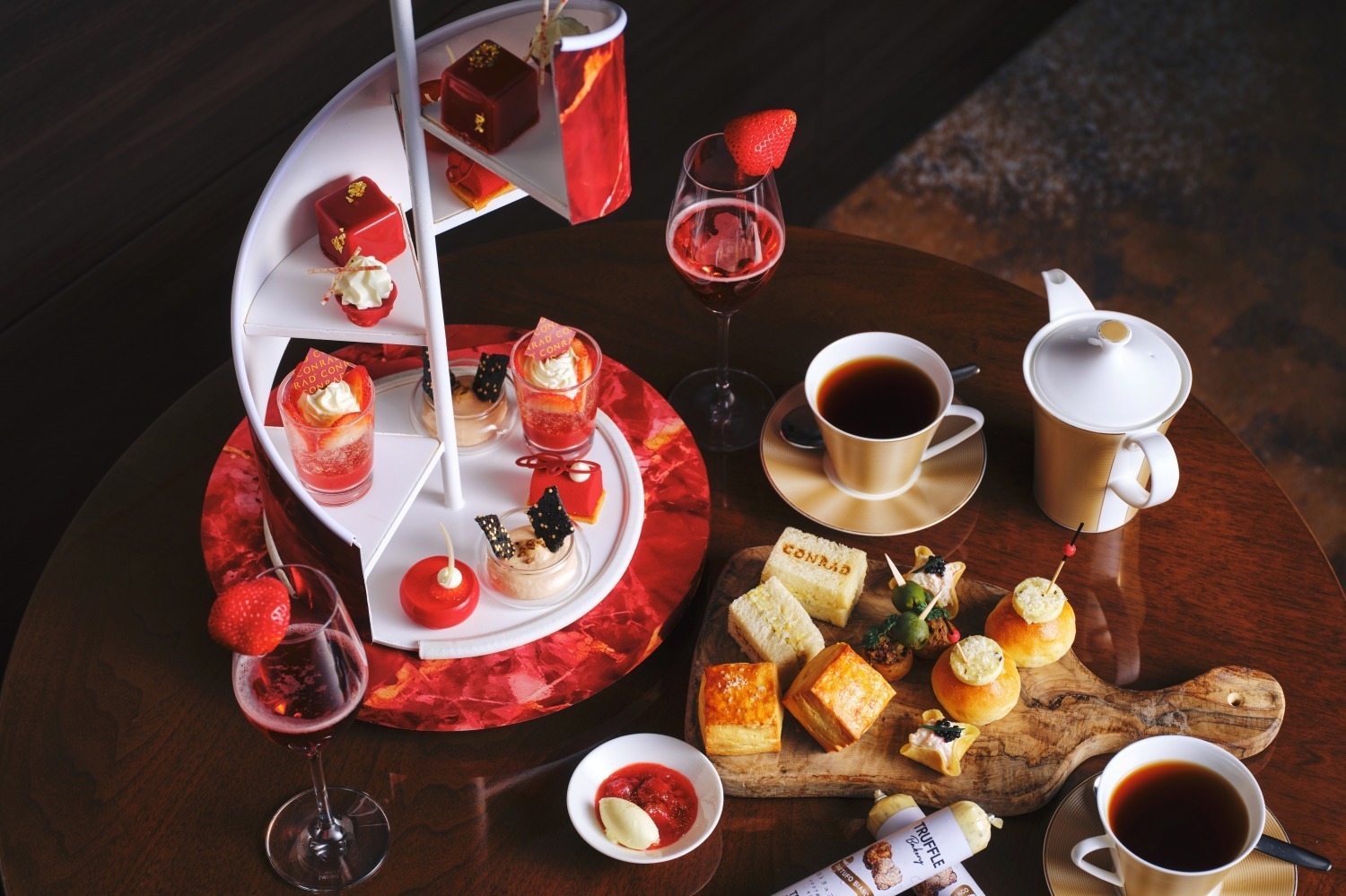 コンラッド大阪×トリュフベーカリーの苺アフタヌーンティー、“白トリュフ香る”苺スイーツや塩パンなど