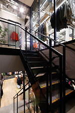 アークテリクス国内最大の直営店が東京・新宿に、アウトドアウェアからシューズまでフルラインナップ｜写真13