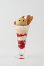 ひよこ型スイーツ「ぴよりん」クリスマス限定パフェ、甘酸っぱい苺×メープルアイスのリッチな味わい｜写真2