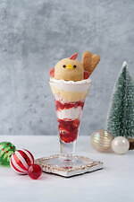 ひよこ型スイーツ「ぴよりん」クリスマス限定パフェ、甘酸っぱい苺×メープルアイスのリッチな味わい｜写真1