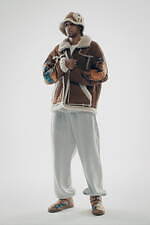 UGG×パレス スケートボード“竜＆虎”刺繍のカモフラージュ柄ショートブーツ、スエードジャケットも｜写真14