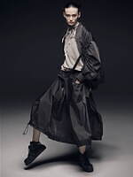 レギュレーション ヨウジヤマモト“学生服”着想のテーラードジャケットやタイブラウス、厚底シューズも｜写真4