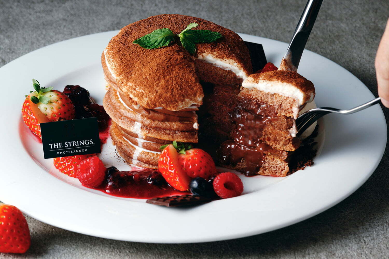“ティラミス×フォンダンショコラ風”パンケーキがザ ストリングス 表参道で、とろ～り濃厚チョコ入り
