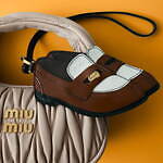 ミュウミュウ24年クリスマス向けレディース財布、“くすみ色”マテラッセレザーの二つ折りなど｜写真4