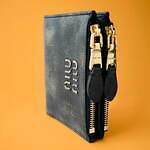 ミュウミュウ24年クリスマス向けレディース財布、“くすみ色”マテラッセレザーの二つ折りなど｜写真3