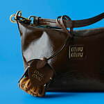 ミュウミュウ24年クリスマス向けレディース財布、“くすみ色”マテラッセレザーの二つ折りなど｜写真6