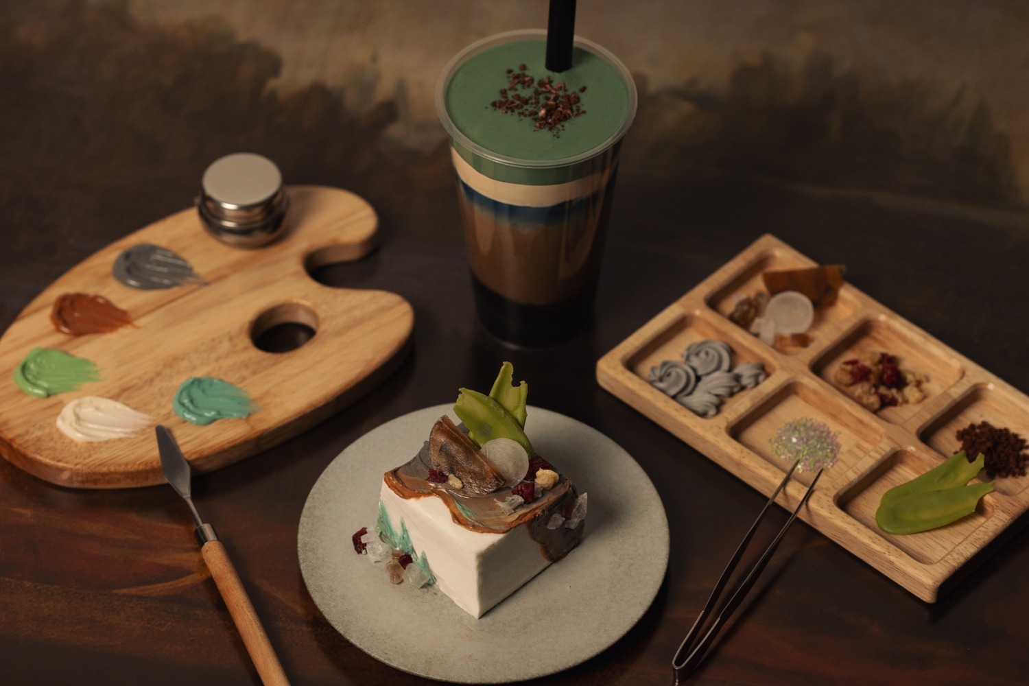 フランボワーズ｜名画を飲む！？ダ・ヴィンチの名画《モナ・リザ》着想ドリンクが大阪で、黒胡麻×きな粉のほうじ茶ラテ