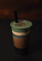 名画を飲む！？ダ・ヴィンチの名画《モナ・リザ》着想ドリンクが大阪で、黒胡麻×きな粉のほうじ茶ラテ｜写真3