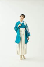 きものやまと25年卒業袴、咲き誇る“菊や百合”描いた着物＆水引き刺繍の袴｜写真2