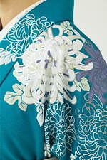 きものやまと25年卒業袴、咲き誇る“菊や百合”描いた着物＆水引き刺繍の袴｜写真5