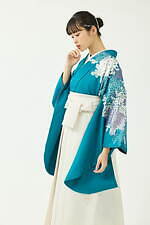 きものやまと25年卒業袴、咲き誇る“菊や百合”描いた着物＆水引き刺繍の袴｜写真4