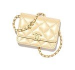 CHANEL ダブルCロゴ チャーム シャネル「ダブルC」輝くチェーン付きクラッチ、柔らかな
