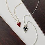 スタージュエリー“漆塗りの光沢を纏う”ハートモチーフのネックレス、朱赤＆黒漆の2種｜写真1