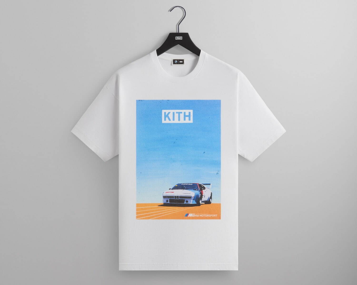Kith「BMW」ロゴやスポーツカーの“3色ストライプ”配した