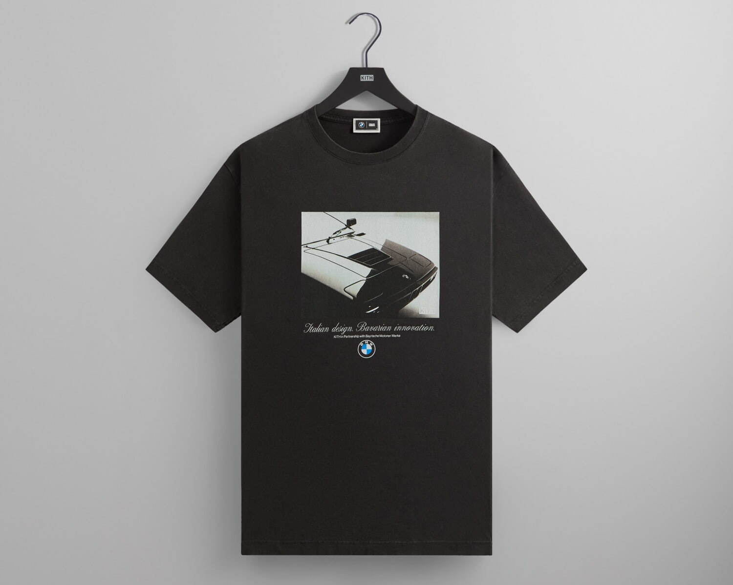 Kith「BMW」ロゴやスポーツカーの“3色ストライプ”配した