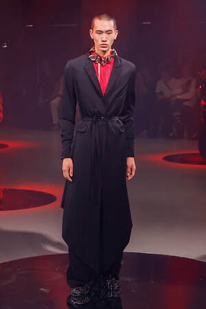 ユイマナカザト オートクチュール(YUIMA NAKAZATO Haute Couture ) 2024-25年秋冬ウィメンズ&メンズコレクション  - 写真15