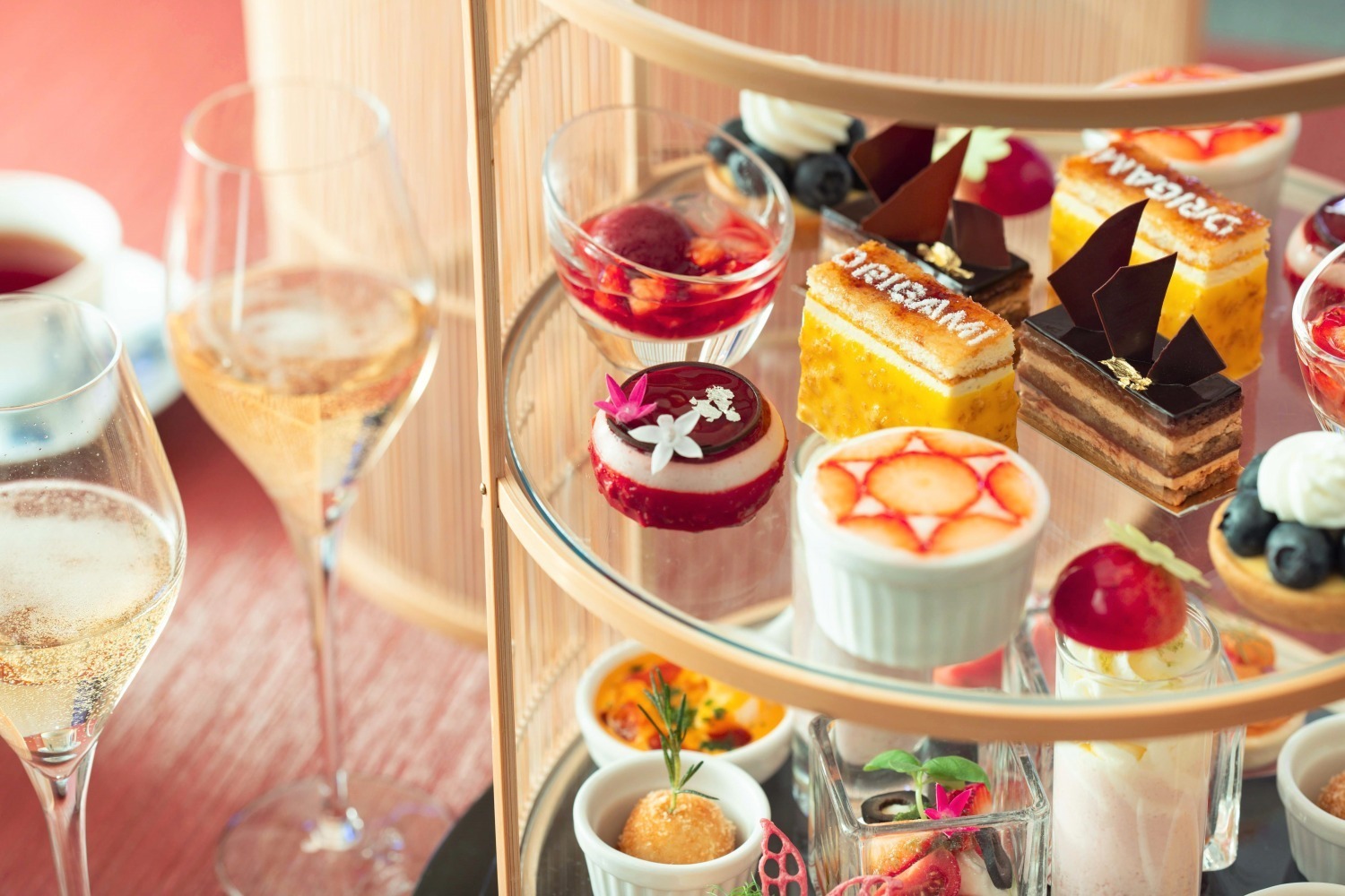 フリーフロー｜ザ・キャピトルホテル 東急“ベリー尽くし”アフタヌーンティー、贅沢なイチゴパフェやケーキも
