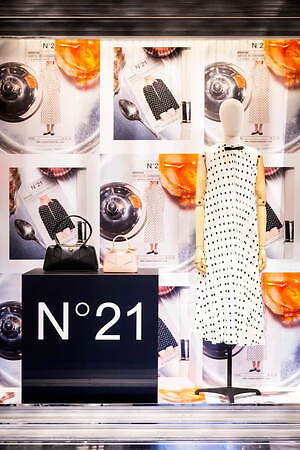 N21“ポルカドット”柄ドレス＆レース重ねた3D薔薇のアップリケ
