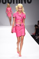 モスキーノ 2015年春夏コレクション - キュートでバブリー！バービーガールの世界へようこそ｜写真1