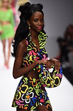 モスキーノ 2015年春夏コレクション - キュートでバブリー！バービーガールの世界へようこそ｜写真28