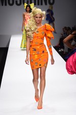 モスキーノ 2015年春夏コレクション - キュートでバブリー！バービーガールの世界へようこそ｜写真90