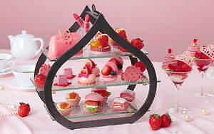 リーガロイヤルホテル(大阪)のいちごアフタヌーンティー、ハンドバッグ型ケーキや口紅風チョコ|写真1