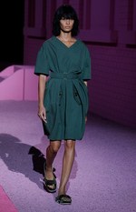 マーク ジェイコブス 2015年春夏コレクション - モダンな遊び心で飾られたクラシカルなミリタリー｜写真1