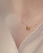 マリハのお守りクリスマスジュエリー、“イニシャル”を象ったK18ゴールドのネックレス｜写真1