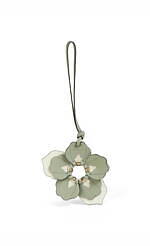 フルラの”春色”レディースバッグ、メタルハンドルの上品ハンドバッグや2WAY台形クラッチ｜写真19