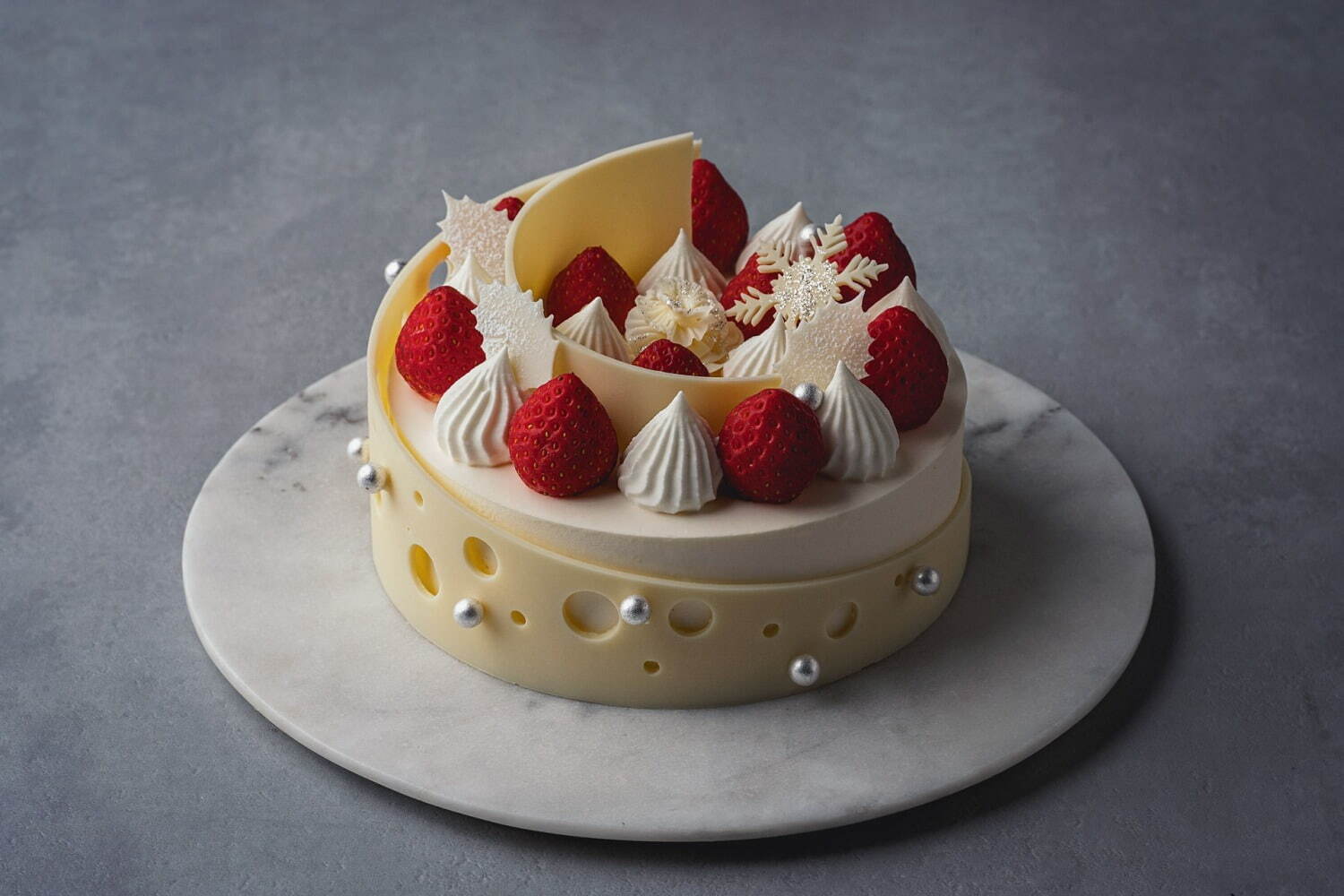 パティスリーパブロフ24年クリスマスケーキ、“粉雪の中に咲く花”着想のオールホワイトケーキ｜写真2