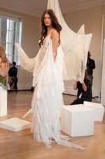 スーパーフェミニンなニットドレス、クレイグ ローレンス(Craig Lawrence)の2011年春夏コレクション｜写真3