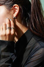 トーカティブの新作ジュエリー、“分割”ブラックパール＆ロングゴールドチェーンのピアス｜写真1