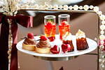 ザ ストリングス 表参道“ショコラ×いちご”アフタヌーンティー、丸ごと苺のチョコモンブランなど｜写真2