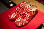 オニツカタイガー×蜷川実花、唇柄をコラージュしたシューズや