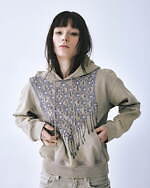 タナカダイスケ×ステュディオスのコラボ第2弾、煌めくビジューをプリントしたフーディーなど｜写真6