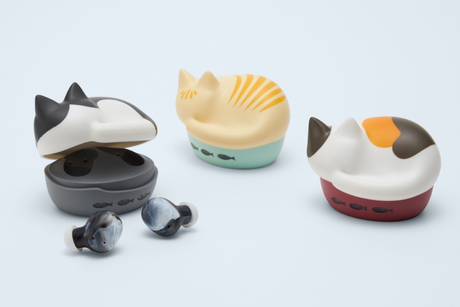 家電｜“眠る猫型”完全ワイヤレスイヤホンに「ハチワレ」や「ミケ」の新色、にゃー！！と鳴く音声アナウンスも