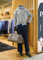 プラダのメンズバッグや“ロボット型”チャームなど新宿に集結、カシミヤ×シルクのマフラーも｜写真28