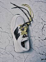 ニューバランスのニコアンド限定スニーカー、黒レザーのNロゴにボリュームソール｜写真2