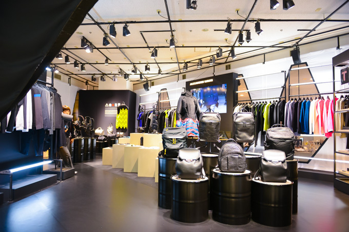 アレキサンダー ワン、伊勢丹新宿で期間限定ストア - デザイナー私物の特別展示も｜写真39