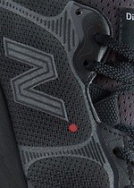 ニューバランス“赤い点”入りNロゴの黒メンズスニーカー、米ディストリクト ビジョンとコラボ｜写真3