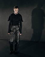 ジョン ローレンス サリバン“双頭の蛇”着想ダブルスリーブトップス＆2股デザインのベルトなど小物も｜写真18