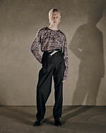 ジョン ローレンス サリバン“双頭の蛇”着想ダブルスリーブトップス＆2股デザインのベルトなど小物も｜写真19