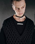 ジョン ローレンス サリバン“双頭の蛇”着想ダブルスリーブトップス＆2股デザインのベルトなど小物も｜写真16