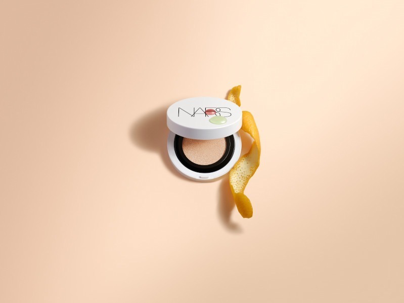 NARS25年春ベースメイク“光でカバー”美容液仕立てのクッションファンデ、塗った瞬間満ちる潤い｜写真2