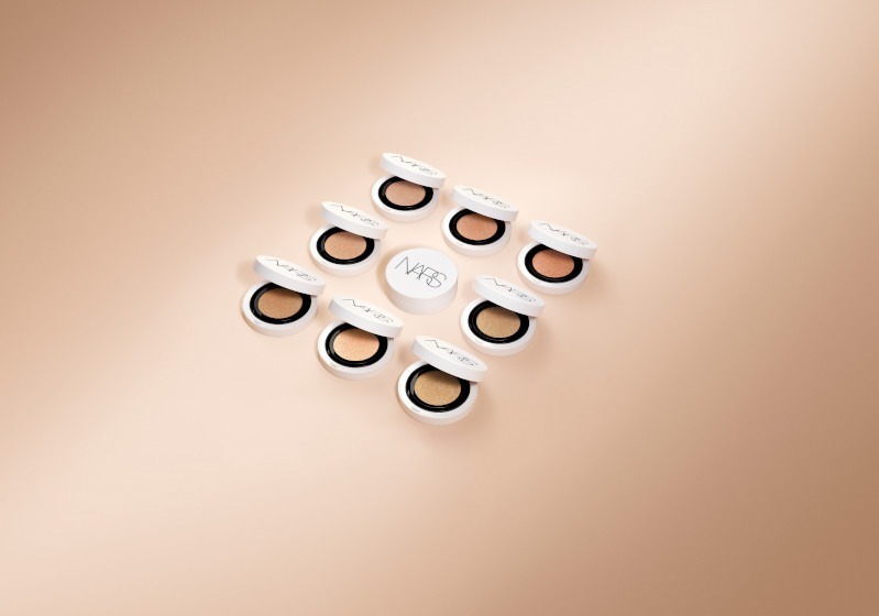 NARS25年春ベースメイク“光でカバー”美容液仕立てのクッションファンデ、塗った瞬間満ちる潤い｜写真4