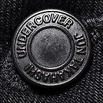 アンダーカバー×マインデニム、“袖レザー”のメンズデニムジャケットや細身スエードパンツ｜写真10