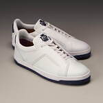 ダンヒル“立体ラバーロゴ”のメンズスニーカー、ホワイトレザーにコントラストカラーをプラス｜写真1