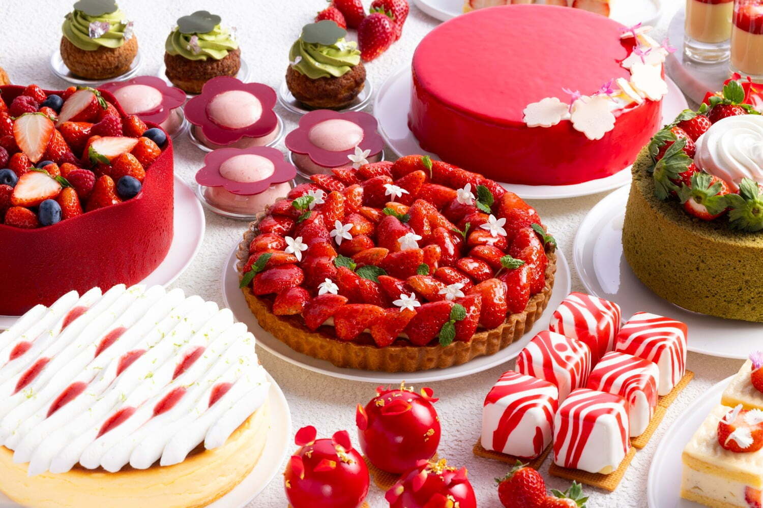 苺ビュッフェ｜ヒルトン京都初の苺スイーツビュッフェ、“焼きたて”ストロベリークレープ＆京都産いちごの手摘み体験