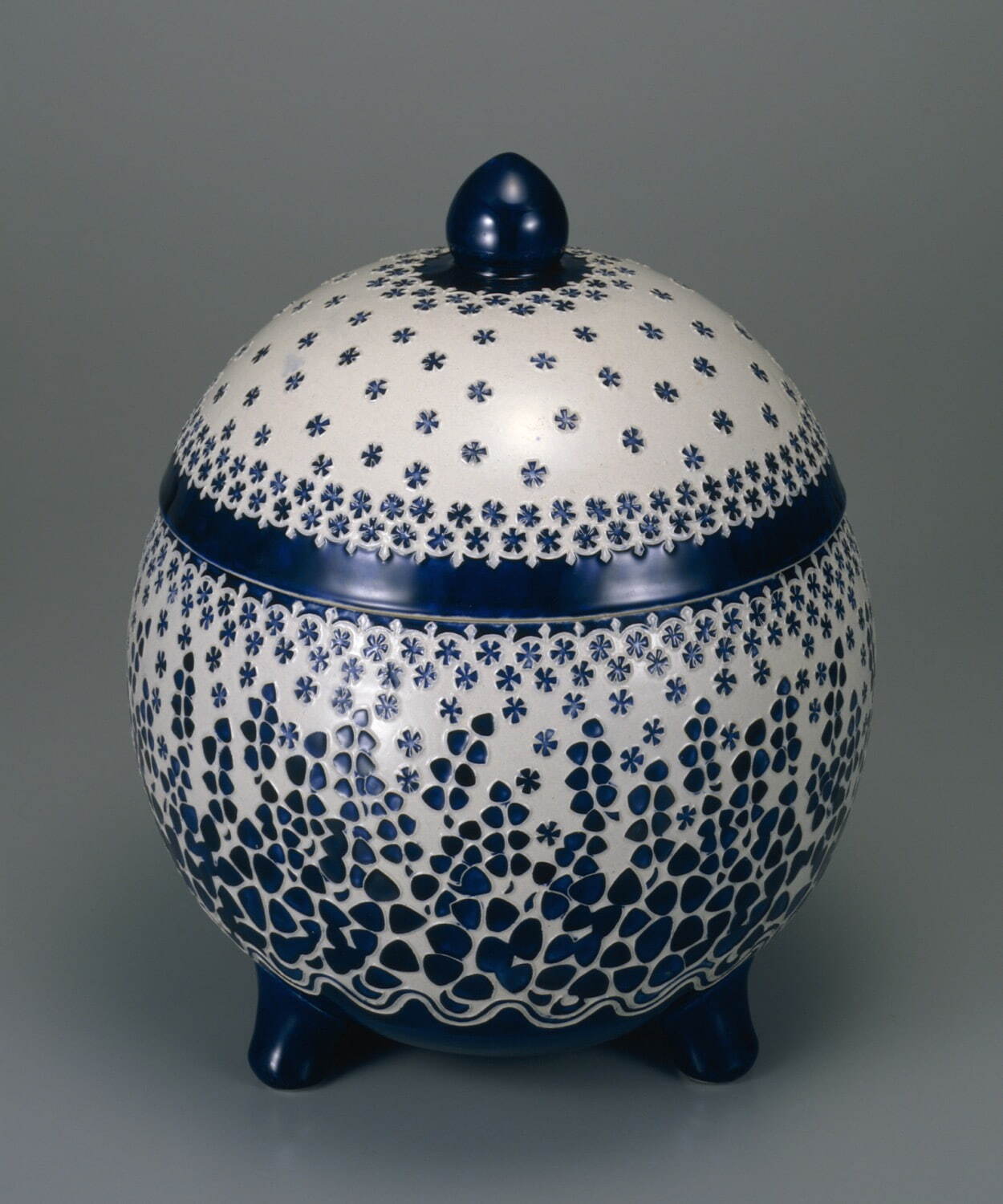 リヒャルト・リーマーシュミット 《パンチボウル》 1900年頃
国立工芸館蔵 撮影：アローアートワークス ©2009