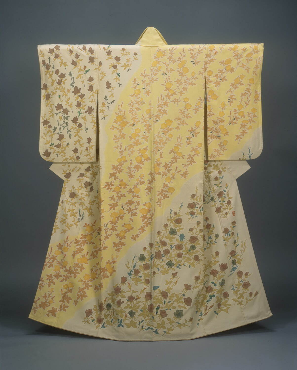 木村雨山 《縮緬地友禅訪問着 ばらの花》 1967年
国立工芸館蔵 ［前期展示］